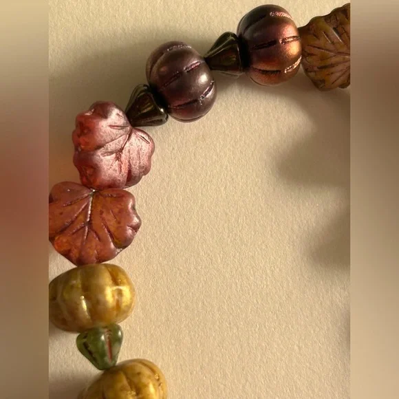 NWOT bracelet Pumpkins & Autumn Leaves rose Czech Glass, charms, stretch Osfm - Picture 8 of 10